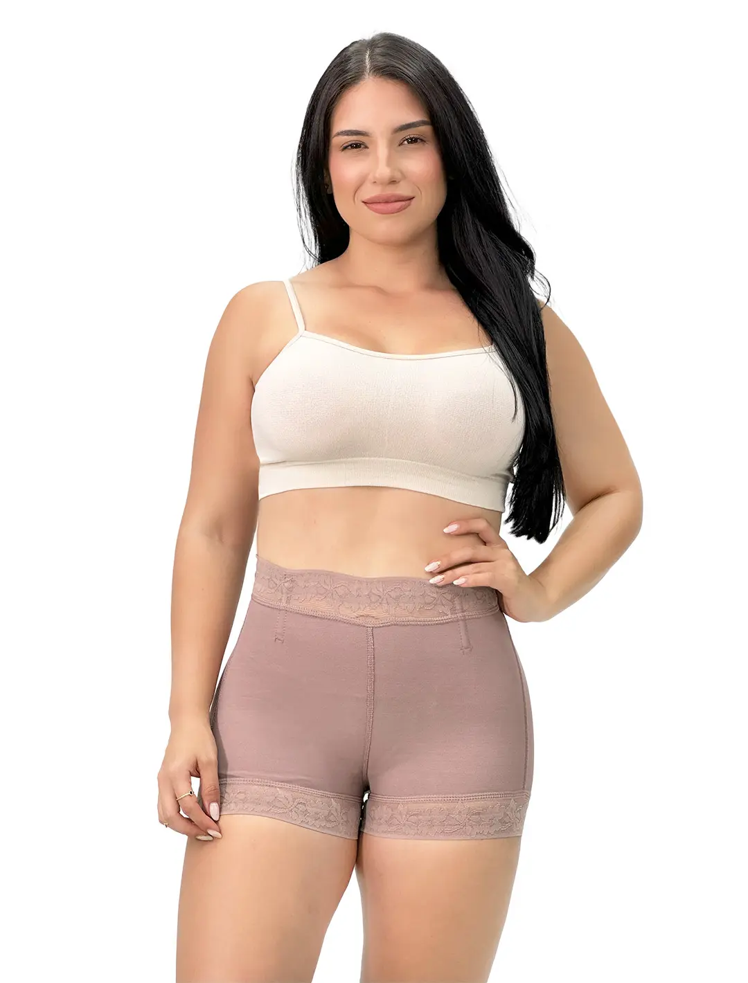 Modelo usando el short moldeador DILA